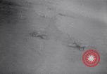 Immagine di Aviosuperficie di giapponese e piani a Lae distrutta dai bombardieri alleati Nuova Guinea, 1943, secondo 7 filmato di repertorio 65675030887