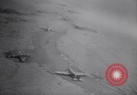 Immagine di Aviosuperficie di giapponese e piani a Lae distrutta dai bombardieri alleati Nuova Guinea, 1943, secondo 8 filmato di repertorio 65675030887