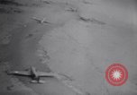 Immagine di Aviosuperficie di giapponese e piani a Lae distrutta dai bombardieri alleati Nuova Guinea, 1943, secondo 9 filmato di repertorio 65675030887