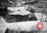 Immagine di Aviosuperficie di giapponese e piani a Lae distrutta dai bombardieri alleati Nuova Guinea, 1943, secondo 53 filmato di repertorio 65675030887