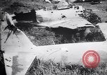 Immagine di Aviosuperficie di giapponese e piani a Lae distrutta dai bombardieri alleati Nuova Guinea, 1943, secondo 55 filmato di repertorio 65675030887