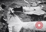 Immagine di Aviosuperficie di giapponese e piani a Lae distrutta dai bombardieri alleati Nuova Guinea, 1943, secondo 57 filmato di repertorio 65675030887