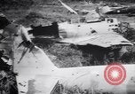 Immagine di Aviosuperficie di giapponese e piani a Lae distrutta dai bombardieri alleati Nuova Guinea, 1943, secondo 58 filmato di repertorio 65675030887
