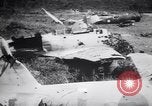 Immagine di Aviosuperficie di giapponese e piani a Lae distrutta dai bombardieri alleati Nuova Guinea, 1943, secondo 59 filmato di repertorio 65675030887