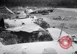 Immagine di Aviosuperficie di giapponese e piani a Lae distrutta dai bombardieri alleati Nuova Guinea, 1943, secondo 61 filmato di repertorio 65675030887