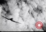 Standbild der amerikanischen und japanischen Air Combat New Guinea, 1943, aus Sekunde 11 historischem Filmmaterial Videoclip 65675030888