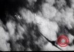 Standbild der amerikanischen und japanischen Air Combat New Guinea, 1943, aus Sekunde 14 historischem Filmmaterial Videoclip 65675030888