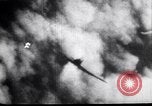 Standbild der amerikanischen und japanischen Air Combat New Guinea, 1943, aus Sekunde 15 historischem Filmmaterial Videoclip 65675030888