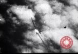Standbild der amerikanischen und japanischen Air Combat New Guinea, 1943, aus Sekunde 17 historischem Filmmaterial Videoclip 65675030888
