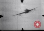 Standbild der amerikanischen und japanischen Air Combat New Guinea, 1943, aus Sekunde 35 historischem Filmmaterial Videoclip 65675030888