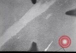 Standbild der amerikanischen und japanischen Air Combat New Guinea, 1943, aus Sekunde 53 historischem Filmmaterial Videoclip 65675030888