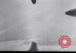 Standbild der amerikanischen und japanischen Air Combat New Guinea, 1943, aus Sekunde 56 historischem Filmmaterial Videoclip 65675030888