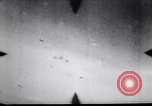 Standbild der amerikanischen und japanischen Air Combat New Guinea, 1943, aus Sekunde 59 historischem Filmmaterial Videoclip 65675030888