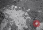 Immagine di B-25 bombardamento road Colletta Italia, 1943, secondo 11 filmato di repertorio 65675030890
