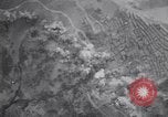 Immagine di B-25 bombardamento road Colletta Italia, 1943, secondo 13 filmato di repertorio 65675030890