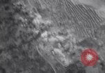 Immagine di B-25 bombardamento road Colletta Italia, 1943, secondo 14 filmato di repertorio 65675030890