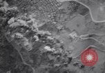 Immagine di B-25 bombardamento road Colletta Italia, 1943, secondo 18 filmato di repertorio 65675030890