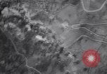 Immagine di B-25 bombardamento road Colletta Italia, 1943, secondo 19 filmato di repertorio 65675030890