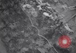 Immagine di B-25 bombardamento road Colletta Italia, 1943, secondo 21 filmato di repertorio 65675030890
