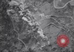 Immagine di B-25 bombardamento road Colletta Italia, 1943, secondo 24 filmato di repertorio 65675030890