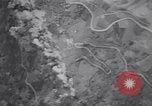 Immagine di B-25 bombardamento road Colletta Italia, 1943, secondo 28 filmato di repertorio 65675030890