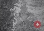 Immagine di B-25 bombardamento road Colletta Italia, 1943, secondo 32 filmato di repertorio 65675030890