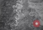 Immagine di B-25 bombardamento road Colletta Italia, 1943, secondo 33 filmato di repertorio 65675030890