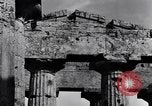 Image Soldats au temple grec de Hera Seconde Guerre Mondiale Paestum Italie, 1943, de la seconde 5 séquences d'archives historiques vidéo 65675030900