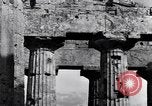 Image Soldats au temple grec de Hera Seconde Guerre Mondiale Paestum Italie, 1943, de la seconde 7 séquences d'archives historiques vidéo 65675030900