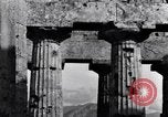 Image Soldats au temple grec de Hera Seconde Guerre Mondiale Paestum Italie, 1943, de la seconde 8 séquences d'archives historiques vidéo 65675030900