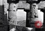 Image Soldats au temple grec de Hera Seconde Guerre Mondiale Paestum Italie, 1943, de la seconde 10 séquences d'archives historiques vidéo 65675030900