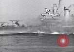 Standbild Cruiser Savannah von deutschen Radio-geführte Bombe getroffen Agropoli Italien, 1943, aus Sekunde 8 historischem Filmmaterial Videoclip 65675030902