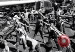 Immagine di Soldati britannici facendo calisthenics Sicilia Italia, 1943, secondo 23 filmato di repertorio 65675030909