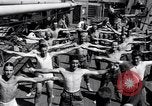 Immagine di Soldati britannici facendo calisthenics Sicilia Italia, 1943, secondo 24 filmato di repertorio 65675030909