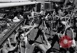 Immagine di Soldati britannici facendo calisthenics Sicilia Italia, 1943, secondo 25 filmato di repertorio 65675030909
