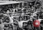 Immagine di Soldati britannici facendo calisthenics Sicilia Italia, 1943, secondo 26 filmato di repertorio 65675030909