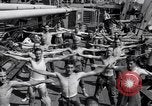 Immagine di Soldati britannici facendo calisthenics Sicilia Italia, 1943, secondo 28 filmato di repertorio 65675030909