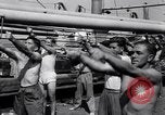 Immagine di Soldati britannici facendo calisthenics Sicilia Italia, 1943, secondo 30 filmato di repertorio 65675030909