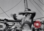 Immagine di Soldati britannici facendo calisthenics Sicilia Italia, 1943, secondo 38 filmato di repertorio 65675030909