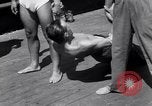 Immagine di Soldati britannici facendo calisthenics Sicilia Italia, 1943, secondo 39 filmato di repertorio 65675030909