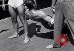 Immagine di Soldati britannici facendo calisthenics Sicilia Italia, 1943, secondo 40 filmato di repertorio 65675030909