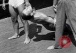 Immagine di Soldati britannici facendo calisthenics Sicilia Italia, 1943, secondo 41 filmato di repertorio 65675030909
