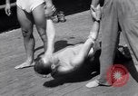 Immagine di Soldati britannici facendo calisthenics Sicilia Italia, 1943, secondo 42 filmato di repertorio 65675030909