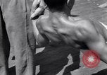 Immagine di Soldati britannici facendo calisthenics Sicilia Italia, 1943, secondo 44 filmato di repertorio 65675030909