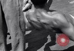 Immagine di Soldati britannici facendo calisthenics Sicilia Italia, 1943, secondo 45 filmato di repertorio 65675030909