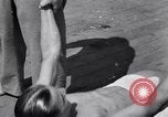Immagine di Soldati britannici facendo calisthenics Sicilia Italia, 1943, secondo 46 filmato di repertorio 65675030909
