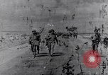 Standbild US Infanteristen marschieren Tunesien Nordafrika, 1943, aus Sekunde 1 historischem Filmmaterial Videoclip 65675030917