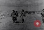 Standbild US Infanteristen marschieren Tunesien Nordafrika, 1943, aus Sekunde 3 historischem Filmmaterial Videoclip 65675030917