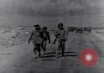 Standbild US Infanteristen marschieren Tunesien Nordafrika, 1943, aus Sekunde 4 historischem Filmmaterial Videoclip 65675030917