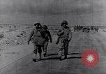 Standbild US Infanteristen marschieren Tunesien Nordafrika, 1943, aus Sekunde 5 historischem Filmmaterial Videoclip 65675030917